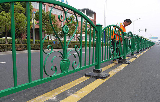 道路中間護欄